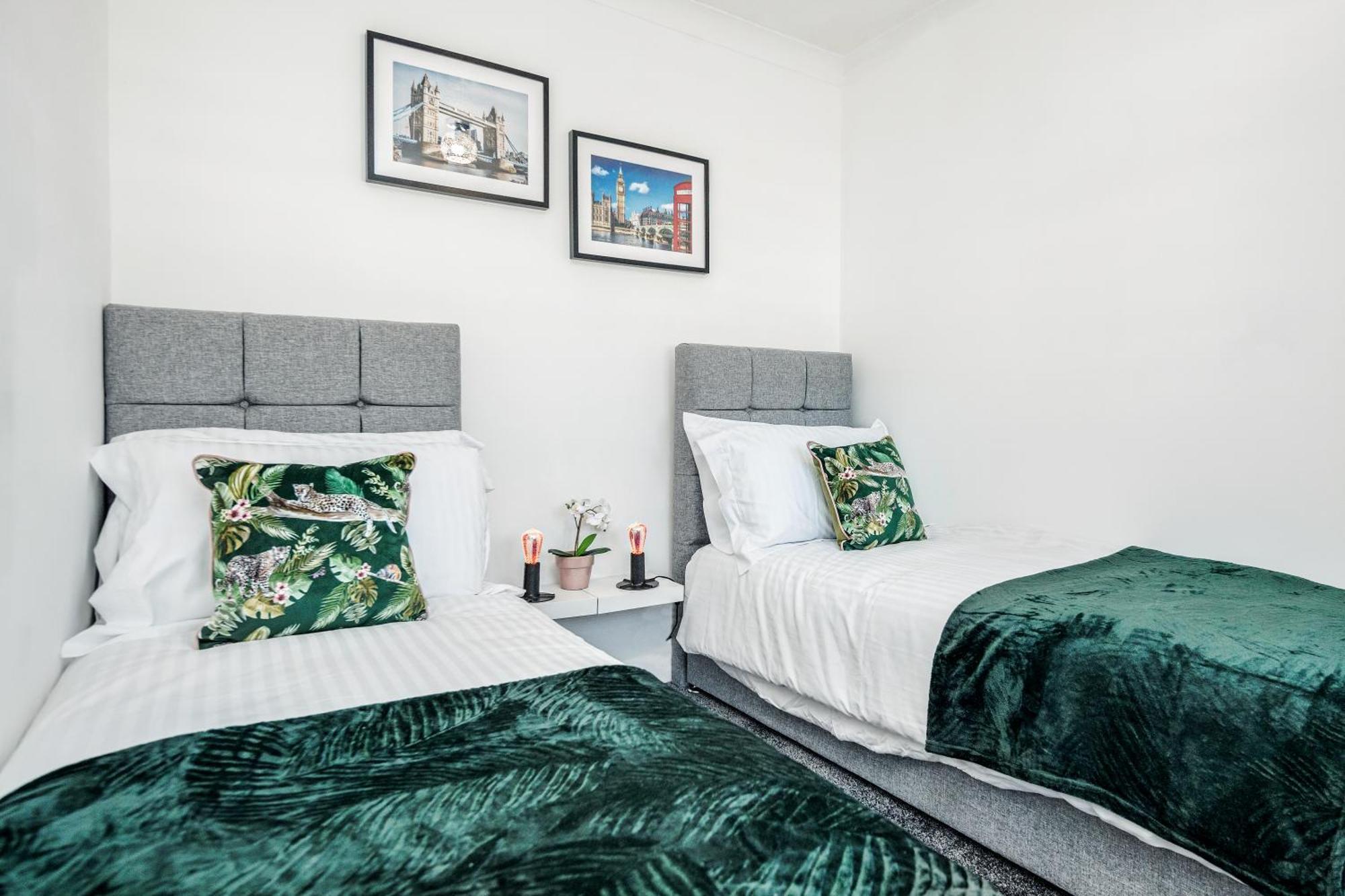Heathrow 2-Bedroom Maisonette With Parking West Drayton  Extérieur photo