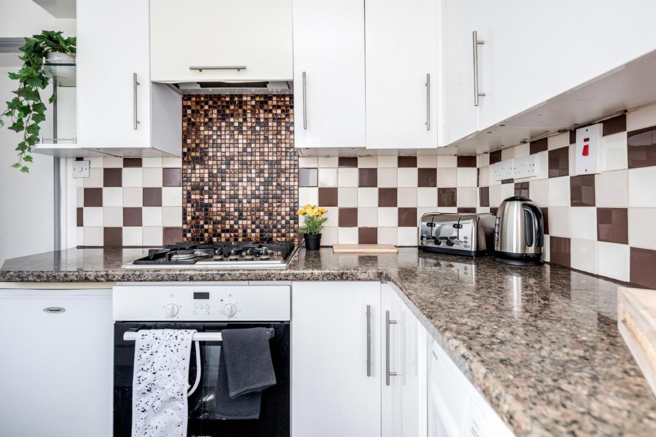 Heathrow 2-Bedroom Maisonette With Parking West Drayton  Extérieur photo