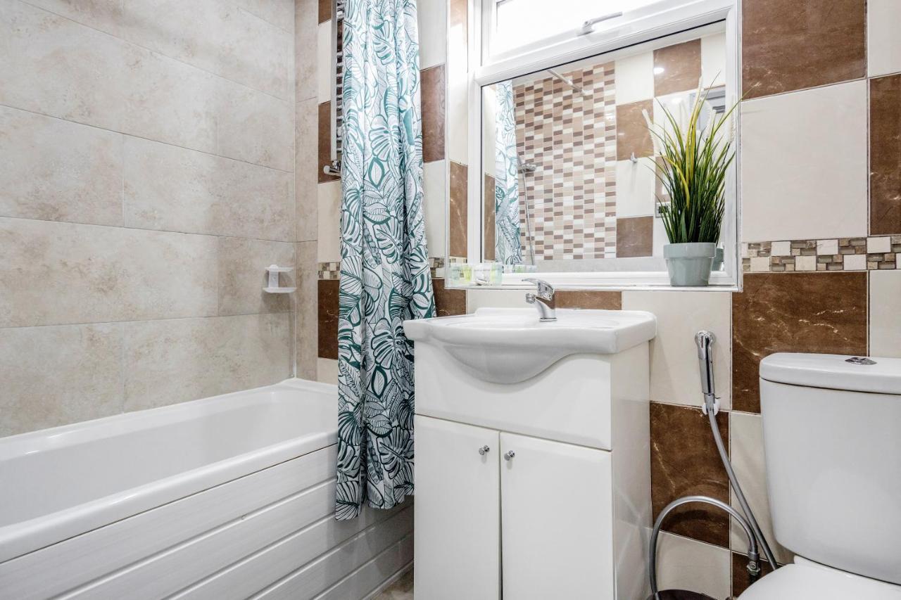 Heathrow 2-Bedroom Maisonette With Parking West Drayton  Extérieur photo